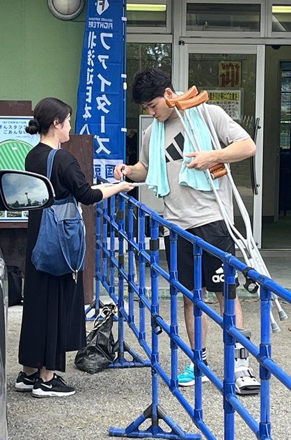松葉づえなしで立ちファンサービスする日本ハム清宮（右）（撮影・永野高輔）