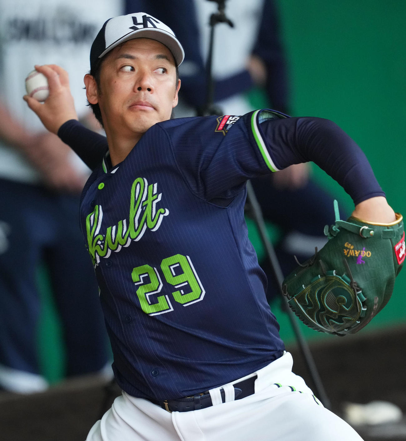 ブルペンで投球練習をするヤクルト小川（撮影・横山健太）