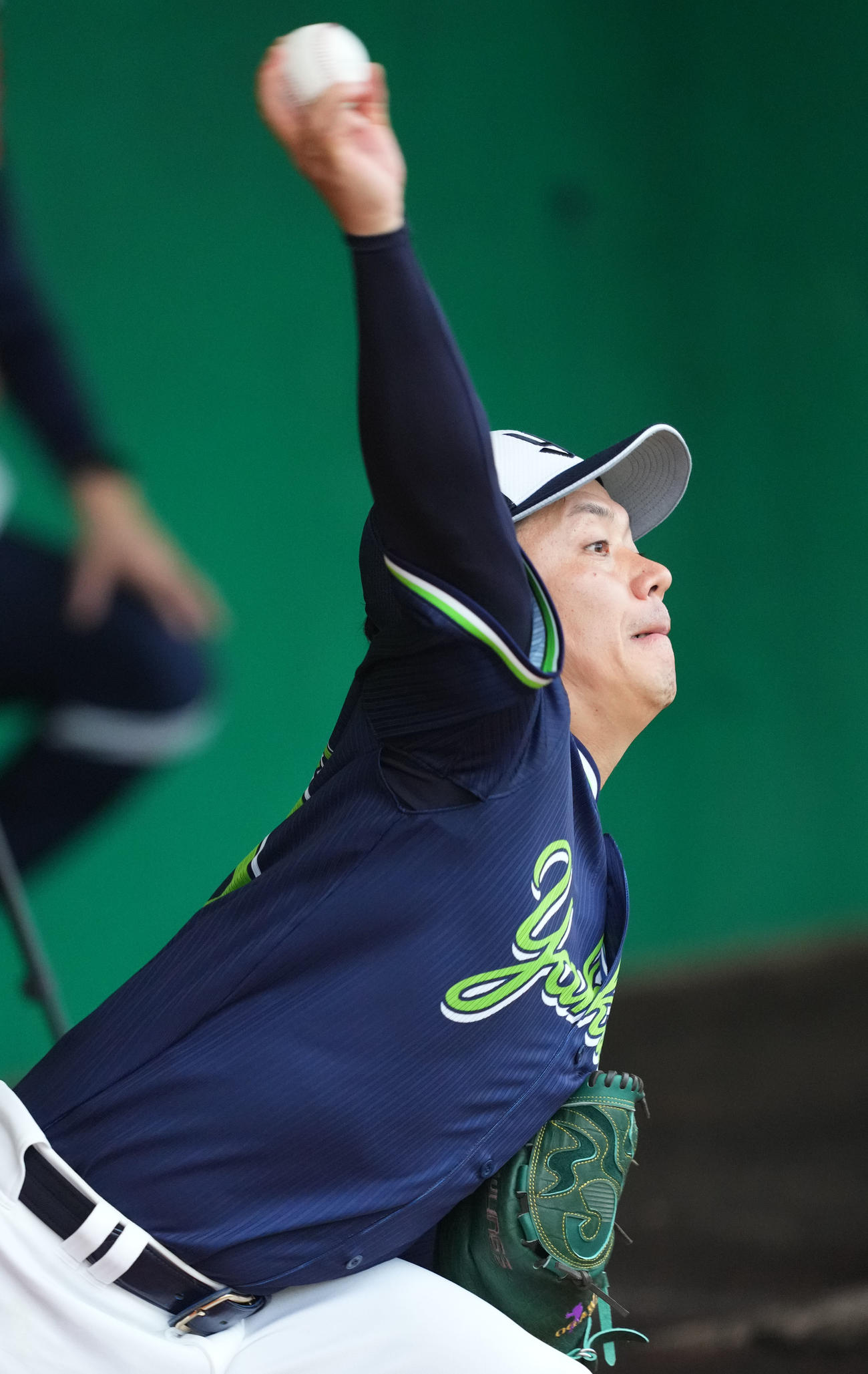 ブルペンで投球練習をするヤクルト小川（撮影・横山健太）