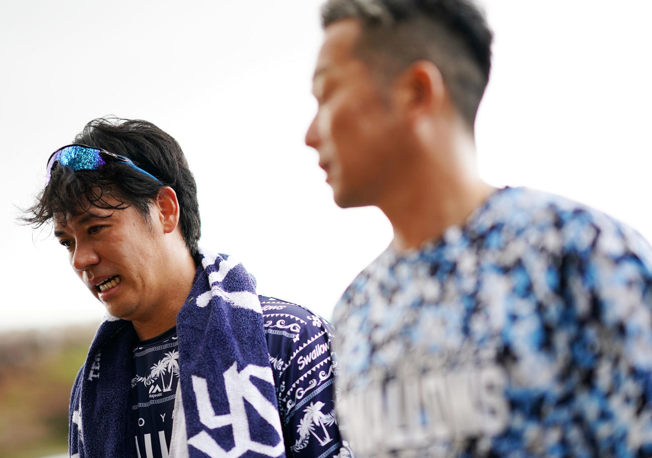 ダッシュを終え引き揚げるヤクルト小川（左）と石川（撮影・横山健太）