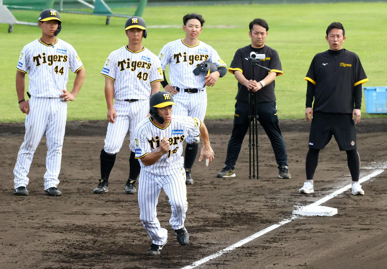 赤星臨時コーチ（右）の指導のもと、阪神福島（手前）は走塁練習する（撮影・上山淳一）