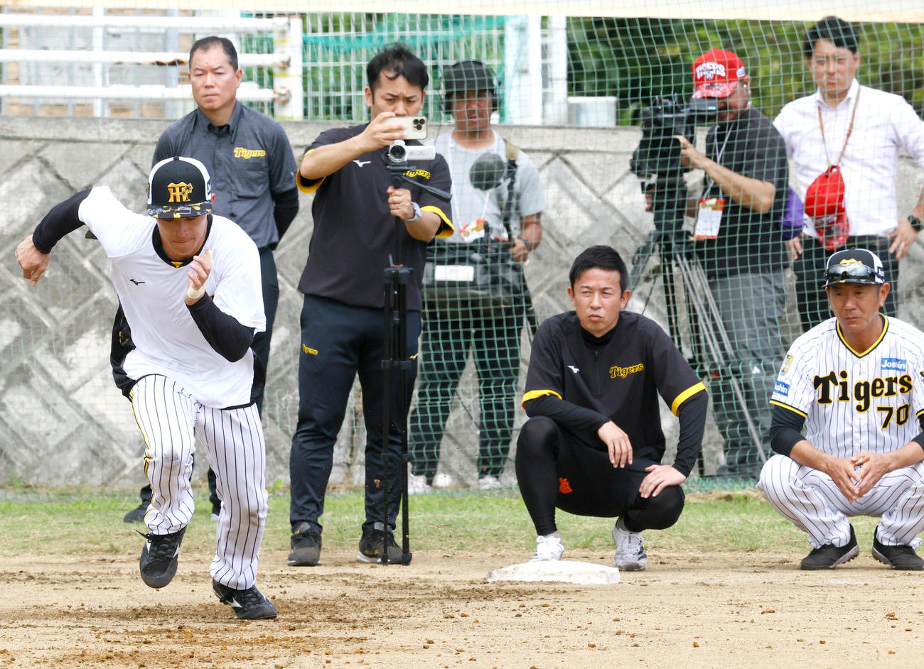 走塁練習する福島（手前）。右から2人目は赤星臨時コーチ（撮影・上山淳一）