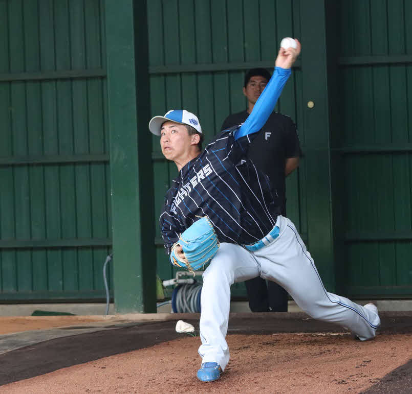 今キャンプで初めてブルペン入りした日本ハム細野（撮影・永野高輔）
