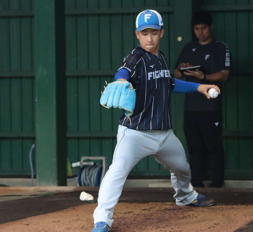 ブルペン投球後、歩幅をチェックする日本ハム細野（撮影・永野高輔）
