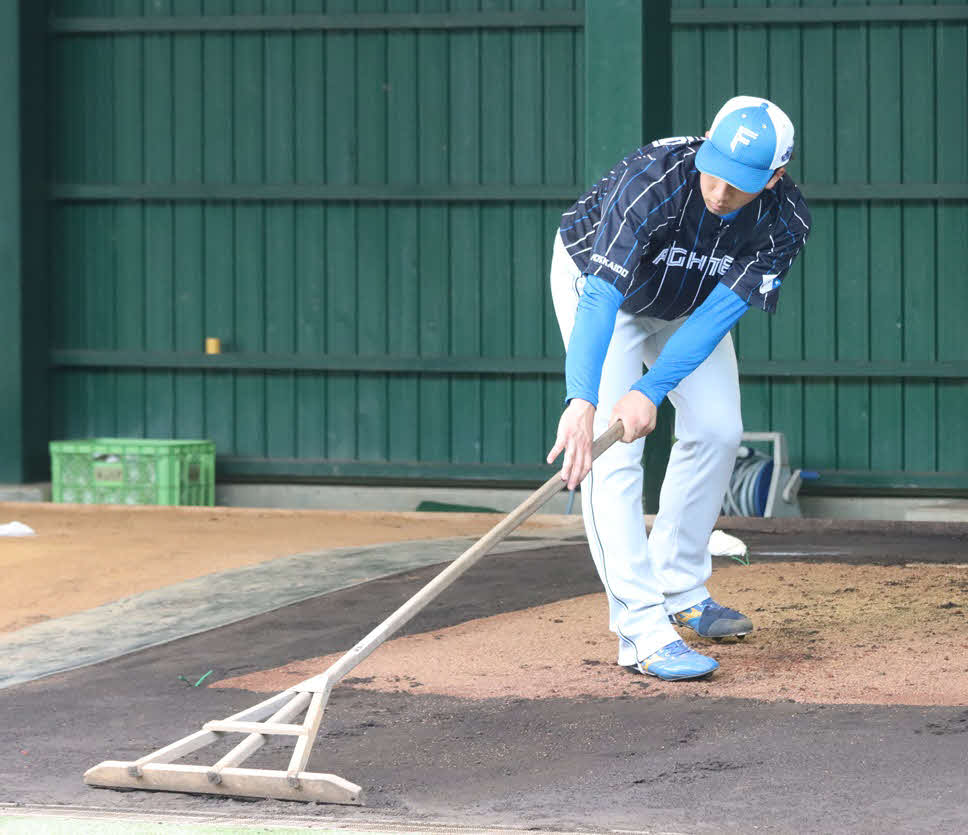 ブルペン投球後、トンボ掛けをする日本ハム細野（撮影・永野高輔）
