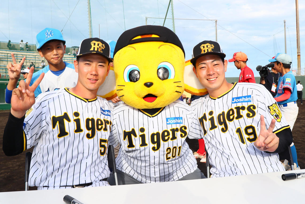 野球教室を終えキー太と記念撮影する山田（左）と下村（撮影・上山淳一）