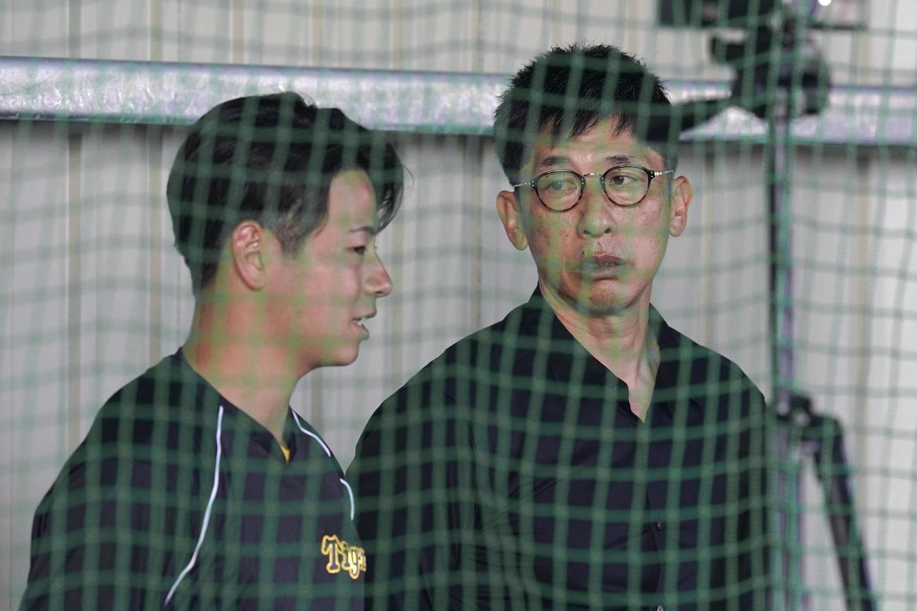 ブルペンで阪神前監督の矢野燿大氏（右）と話す下村（共同）
