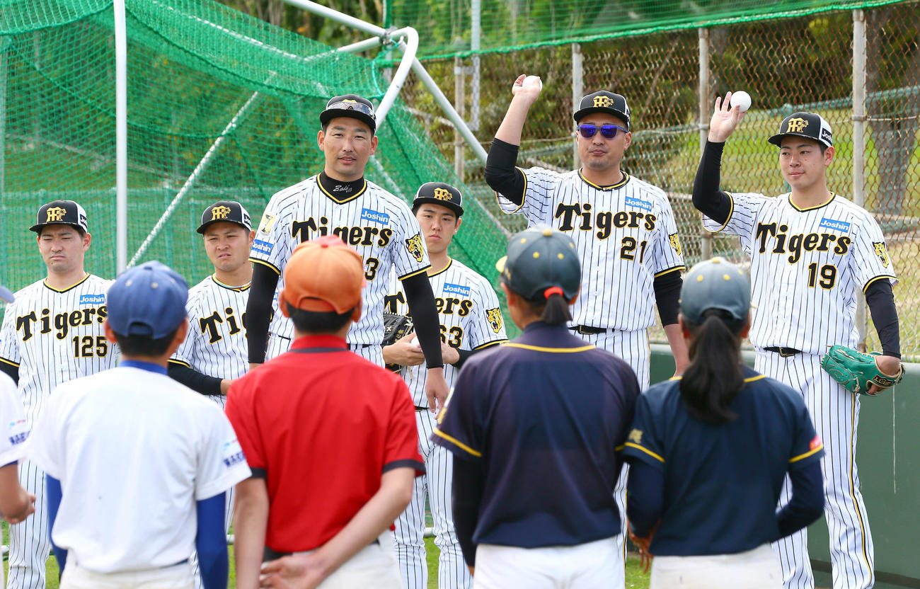 野球教室で子供たちとふれあう、左から伊藤稜、松原、岩崎、石黒、秋山、下村（撮影・上山淳一）