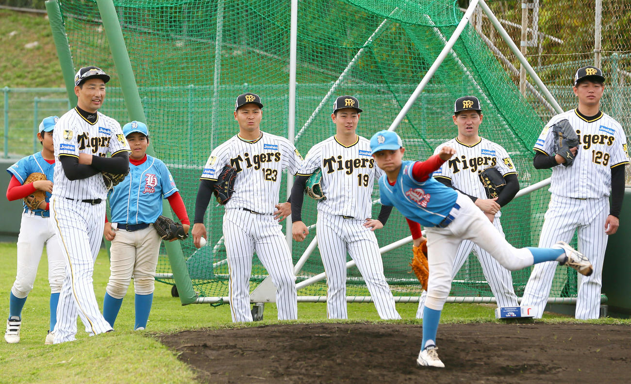 野球教室する、左から岩崎、松原、下村、伊藤、高橋（撮影・上山淳一）