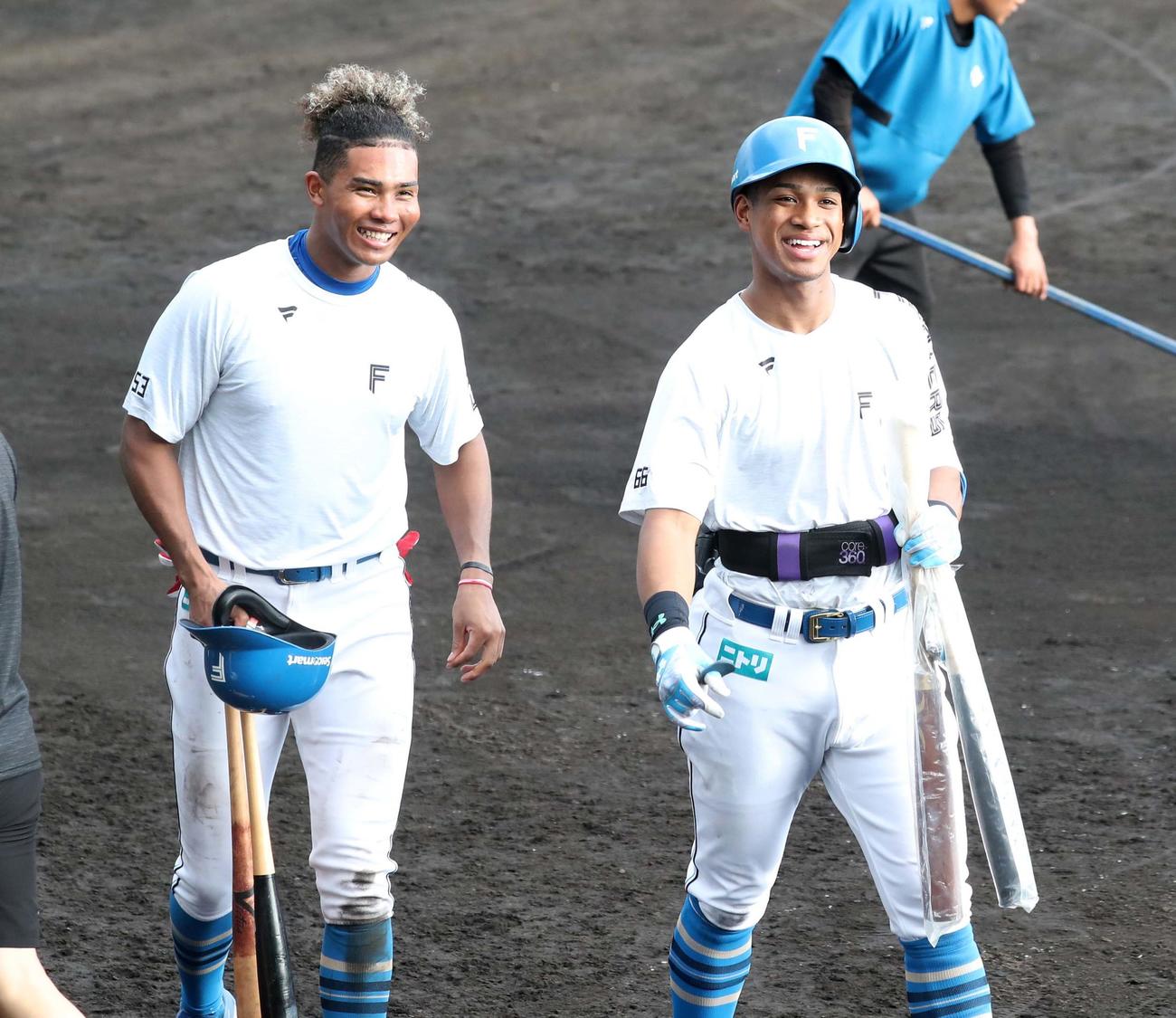 特打後、笑顔で引き揚げる日本ハム水谷（左）と万波（撮影・黒川智章）