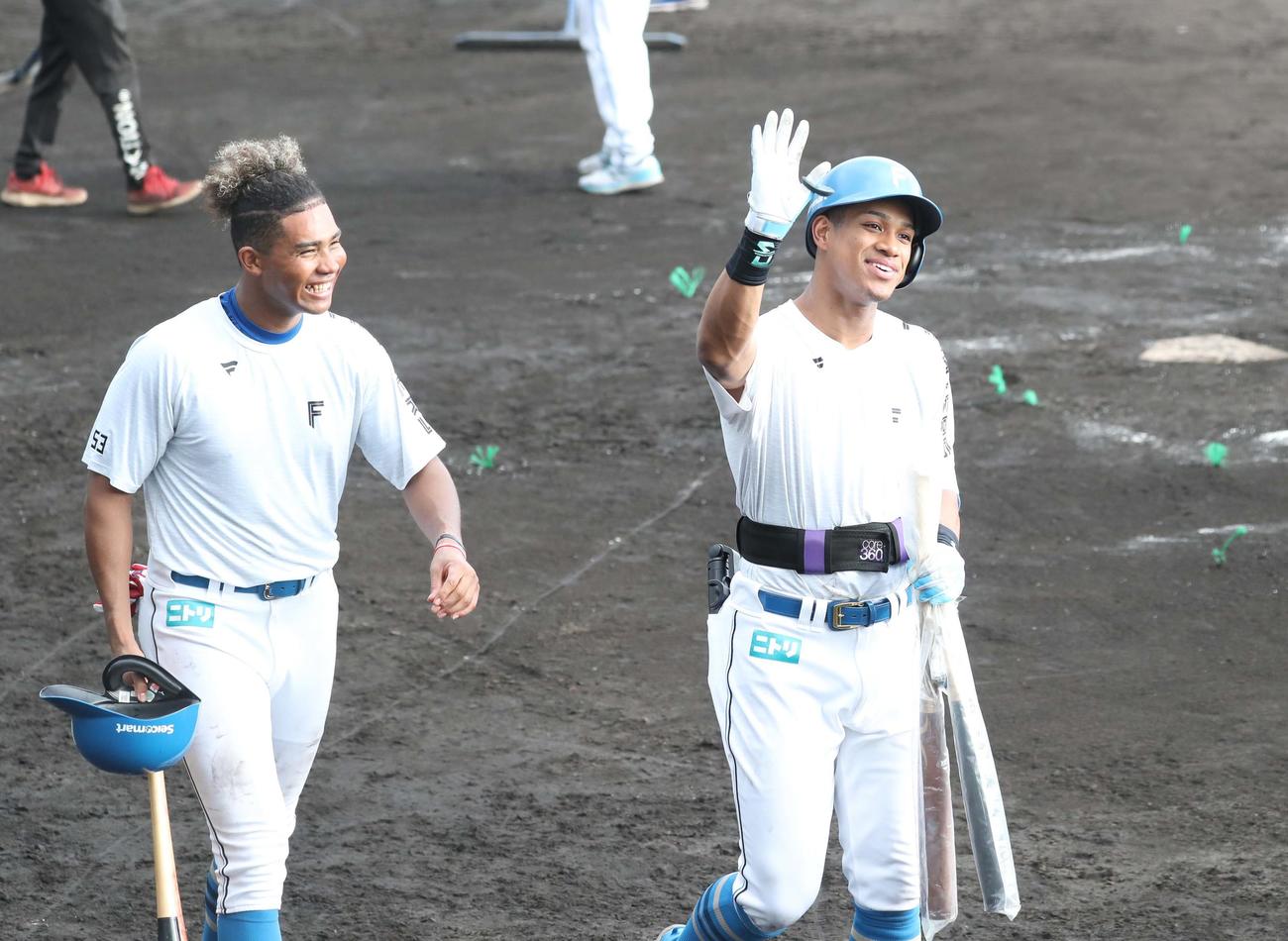 特打後、笑顔で引き揚げる日本ハム水谷（左）と万波（撮影・黒川智章）