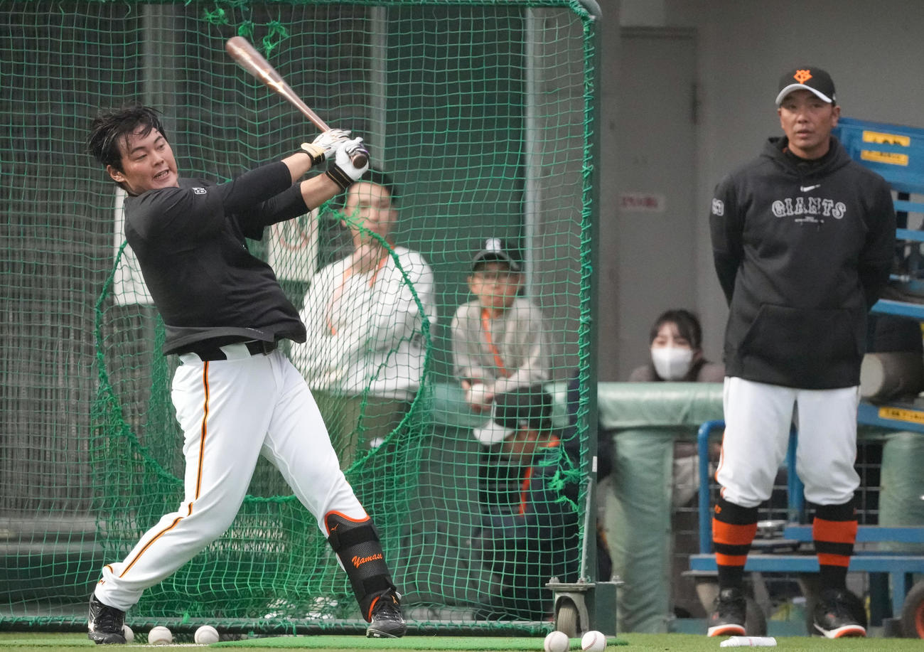 打撃練習する巨人山瀬。右は阿部監督（撮影・鈴木みどり）