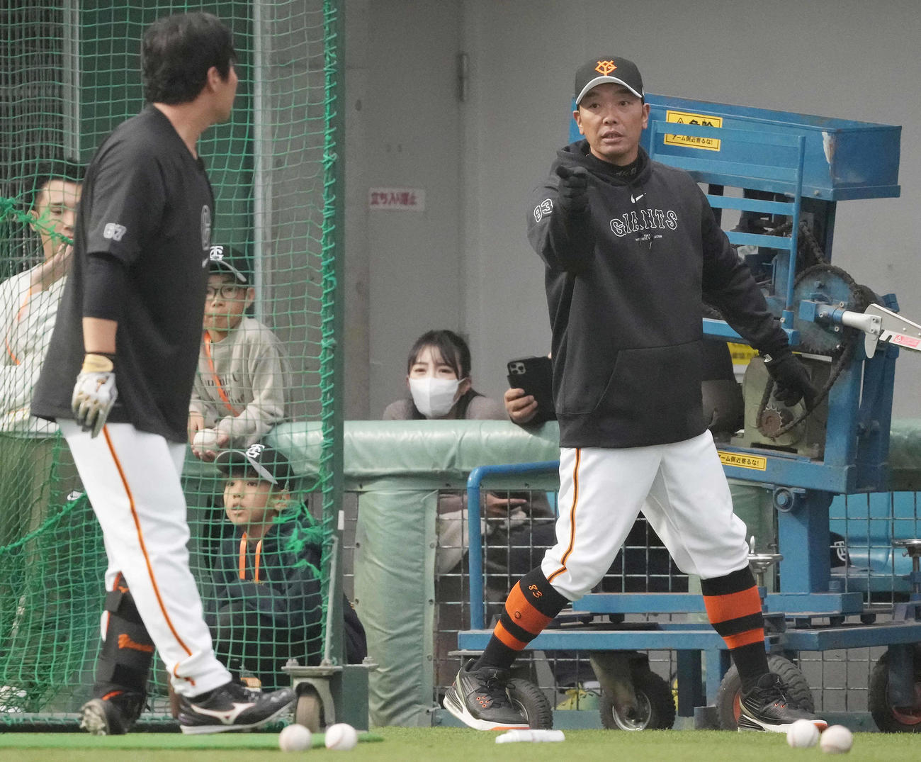 打撃練習で山瀬（左）にアドバイスする巨人阿部監督（撮影・鈴木みどり）