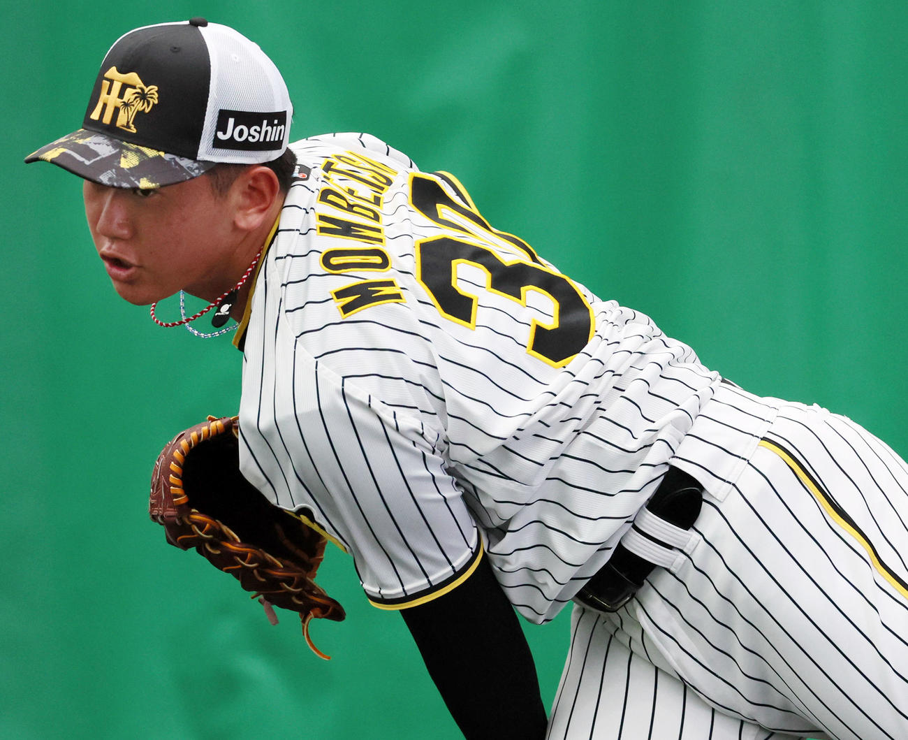 ブルペンで投球練習を行う門別（撮影・加藤哉）