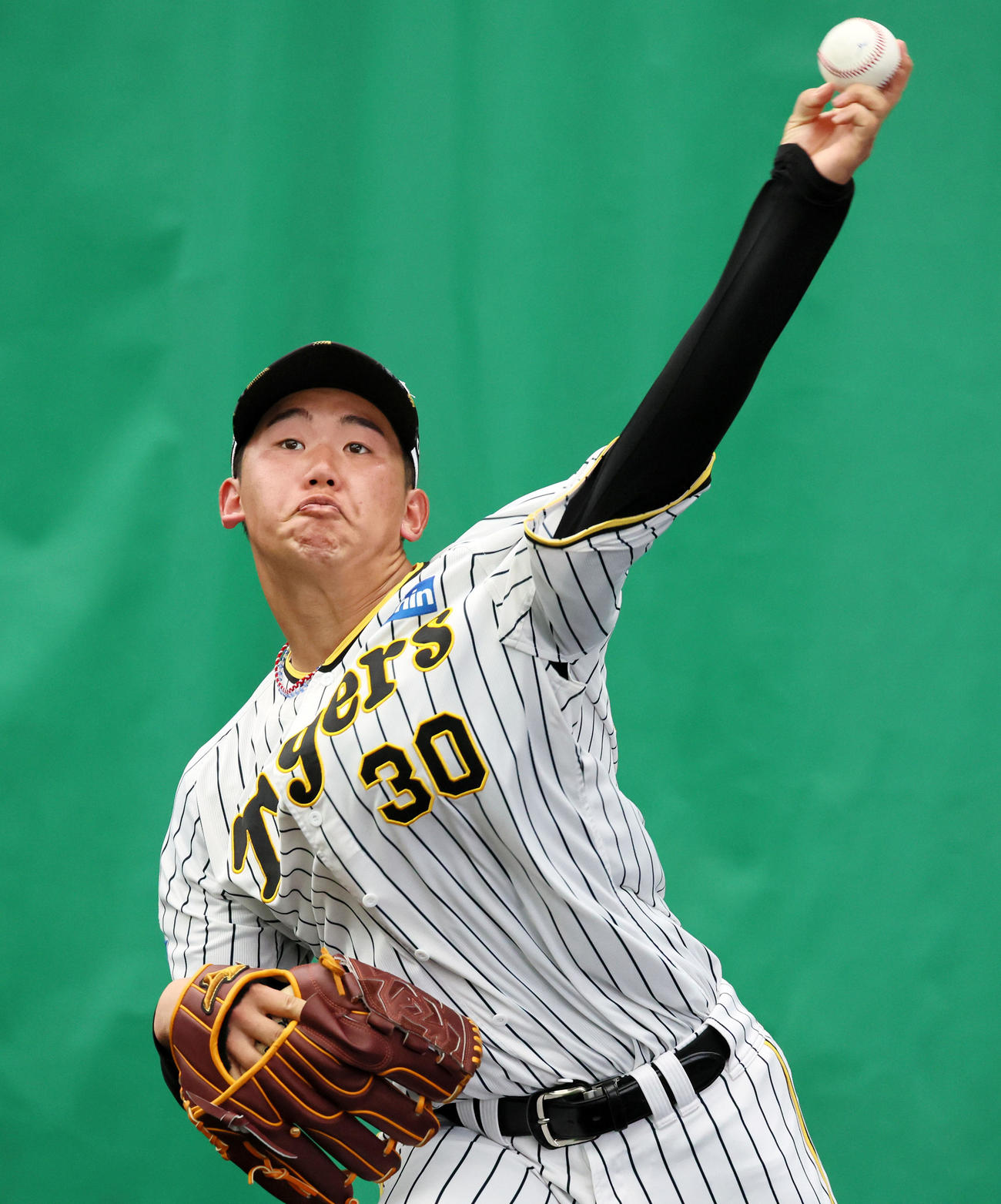 ブルペンで投球練習する門別（撮影・加藤哉）