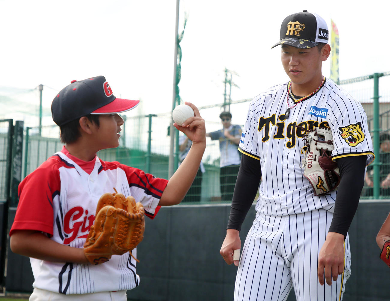 野球教室に参加した門別は子供にボールの握りを教える（撮影・加藤哉）