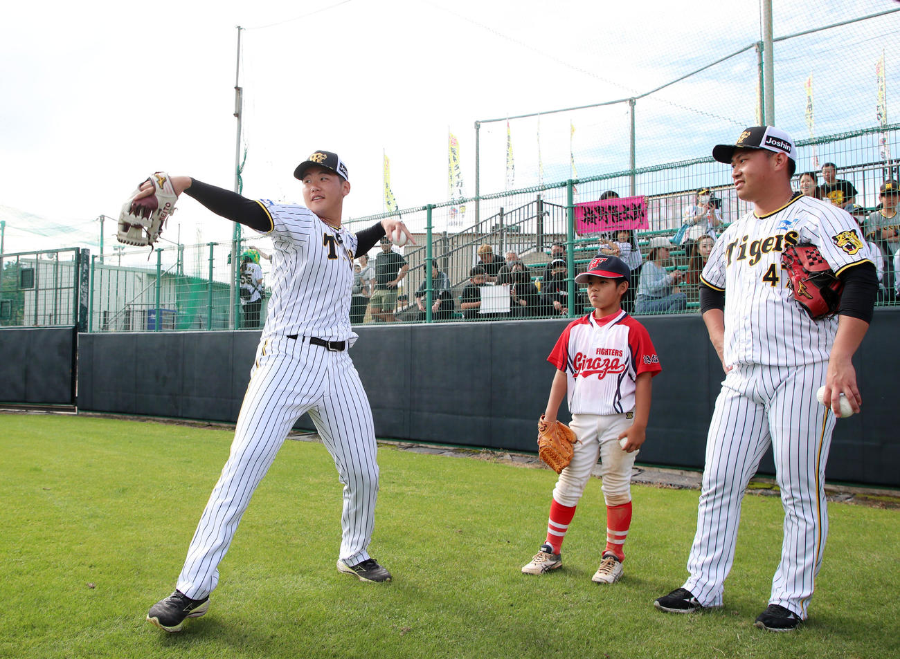 野球教室に参加した門別は子供の前でキャッチボールを披露。右は桐敷（撮影・加藤哉）