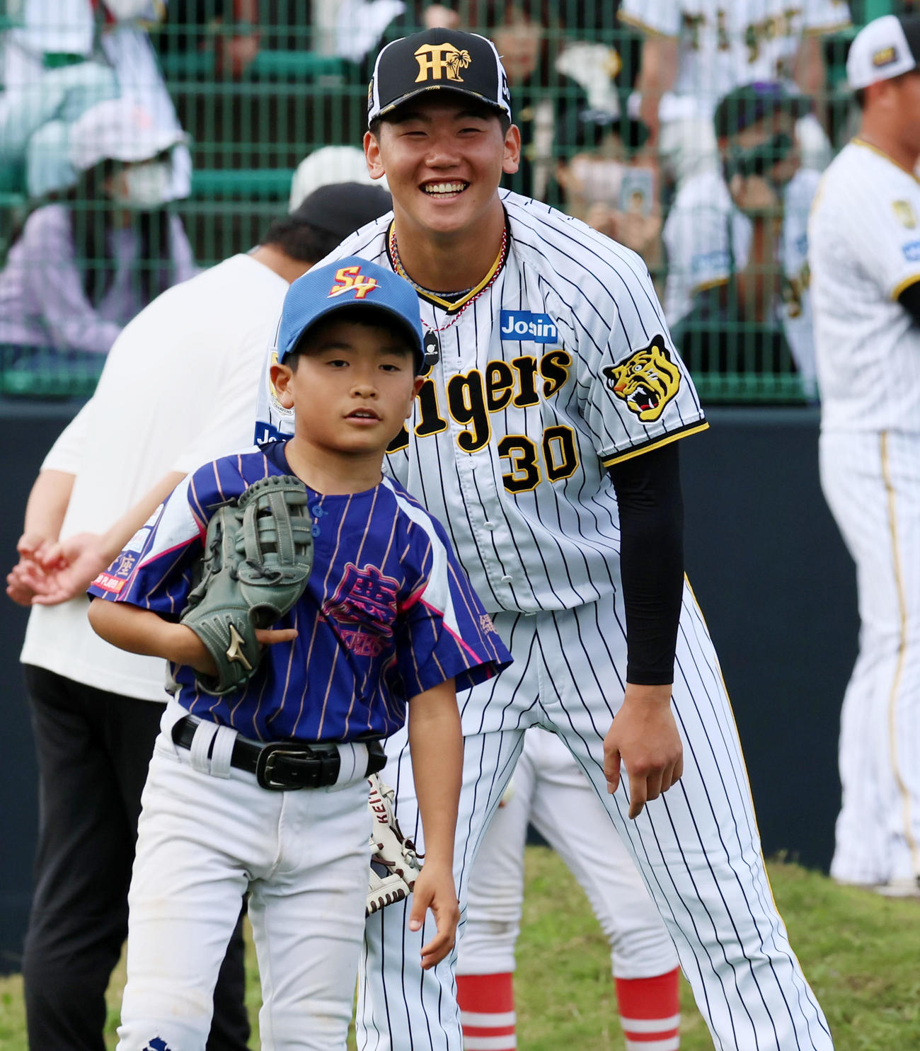 野球教室で子どもたちの投球に笑顔を見せる門別（撮影・加藤哉）