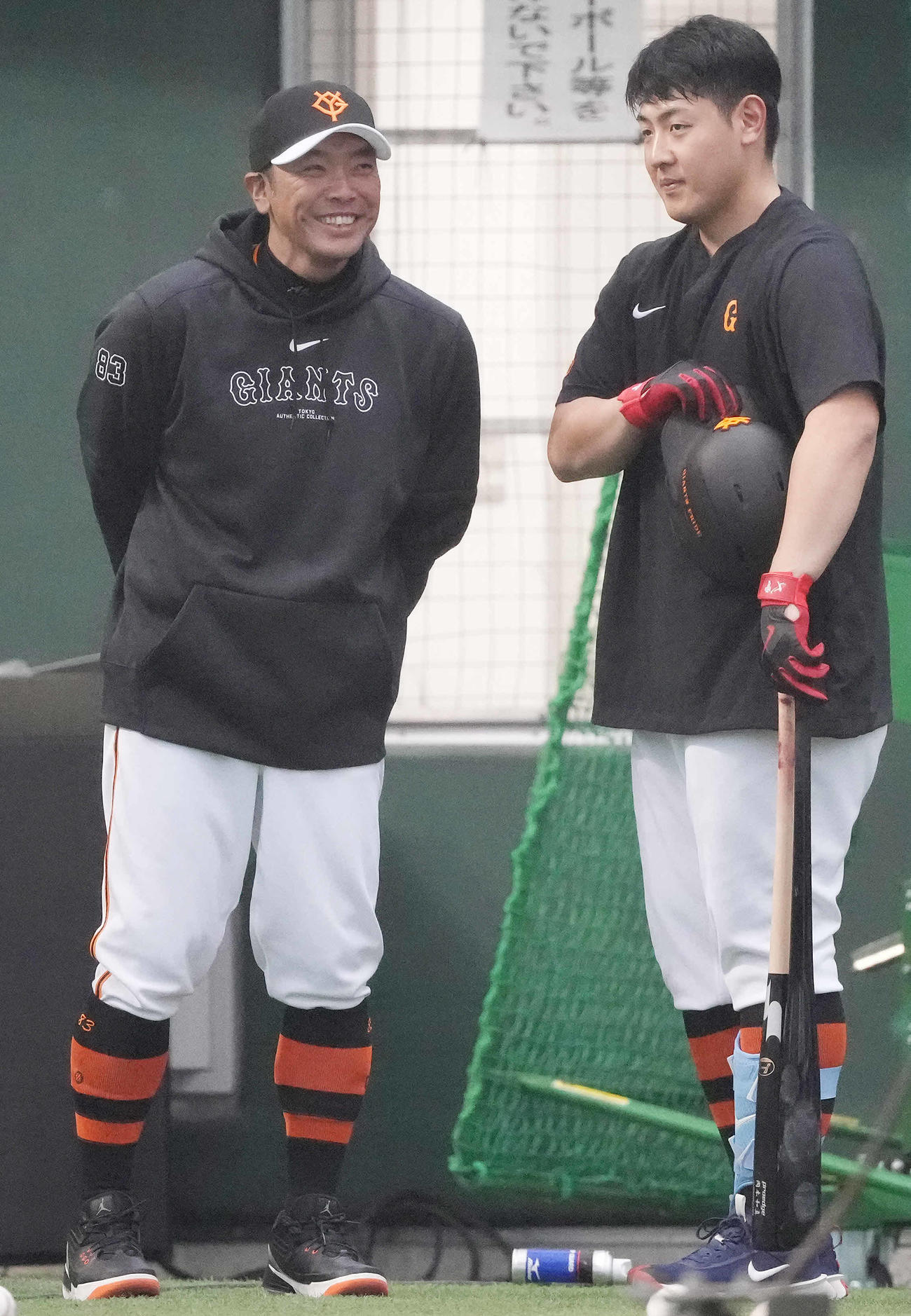 岡本和（右）と談笑する巨人阿部監督（撮影・鈴木みどり）