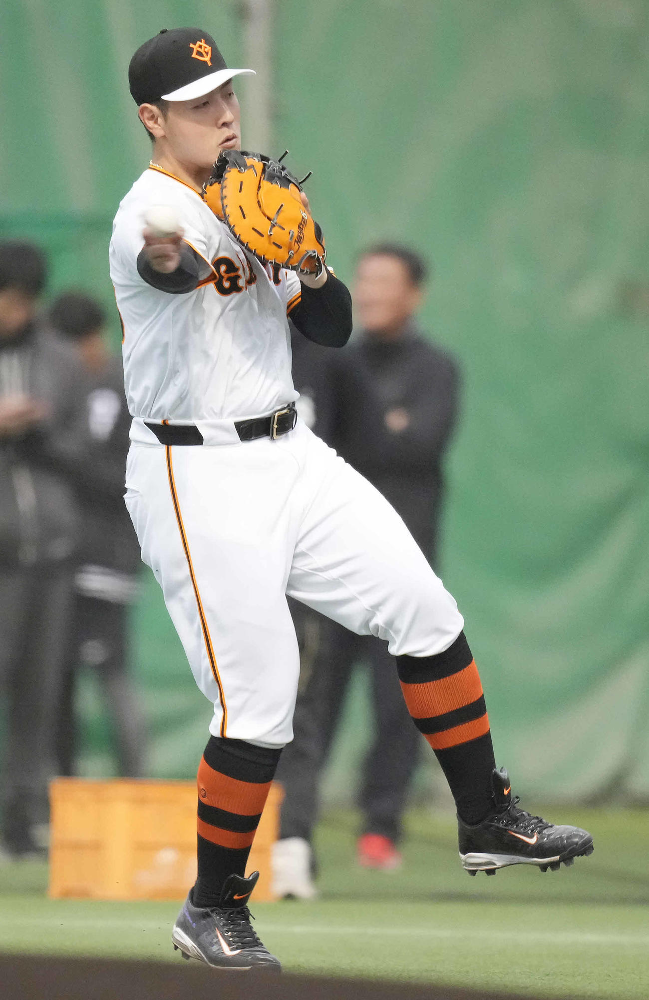 ノックを受ける巨人岡本和（撮影・鈴木みどり）