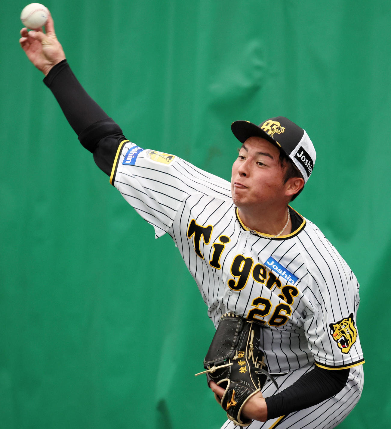 ブルペンで投球練習する椎葉（撮影・加藤哉）