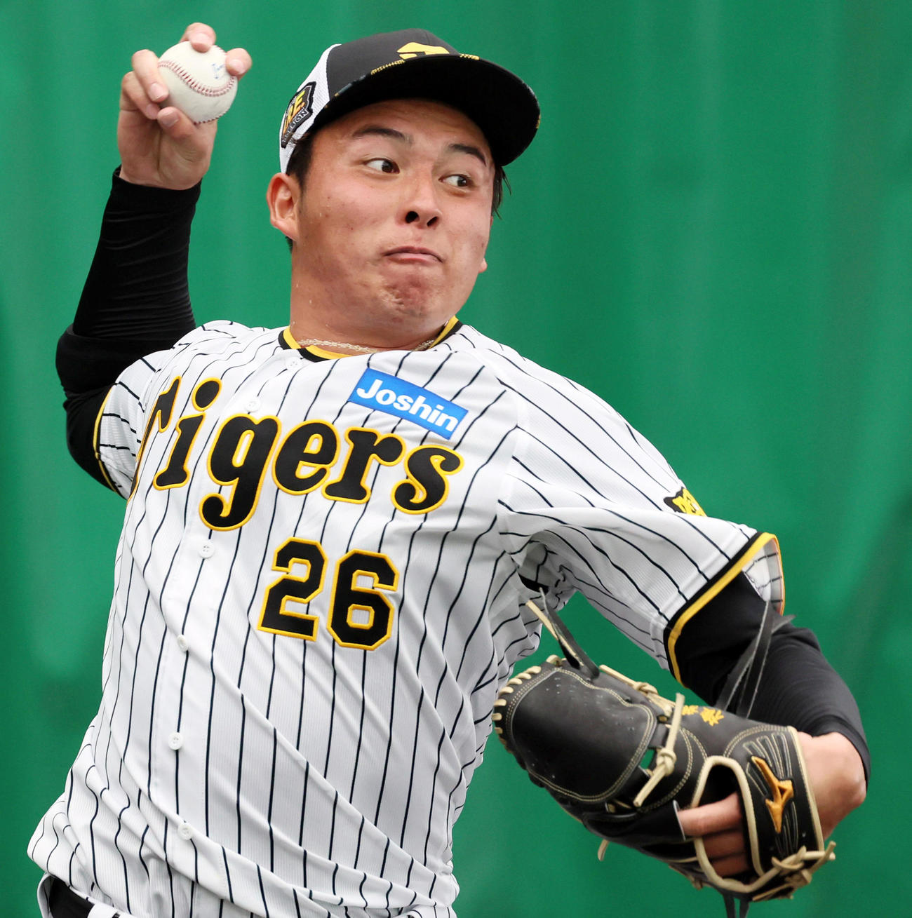 ブルペンで投球練習を行う椎葉（撮影・加藤哉）