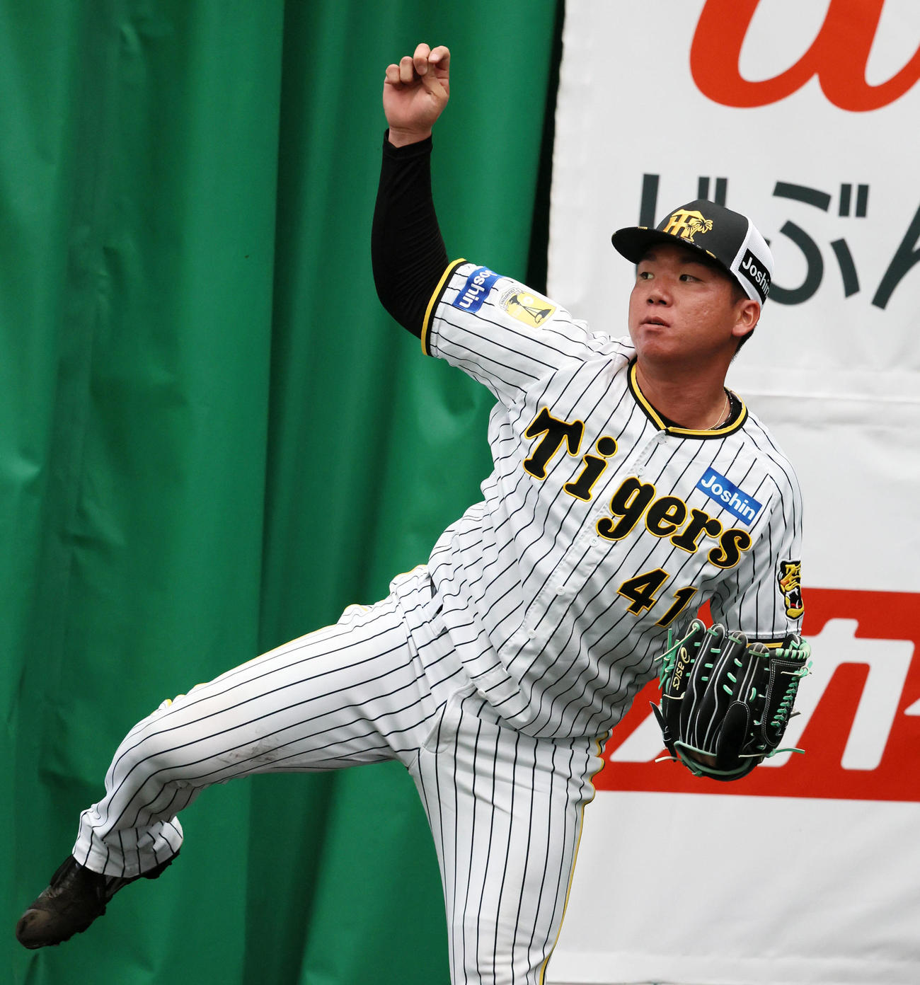 ブルペンで投球練習する村上（撮影・加藤哉）