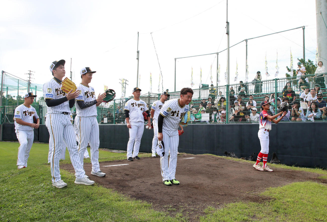 野球教室に参加した村上はブルペンで子供と並んで投球を披露し、最後はきちんと一礼（撮影・加藤哉）