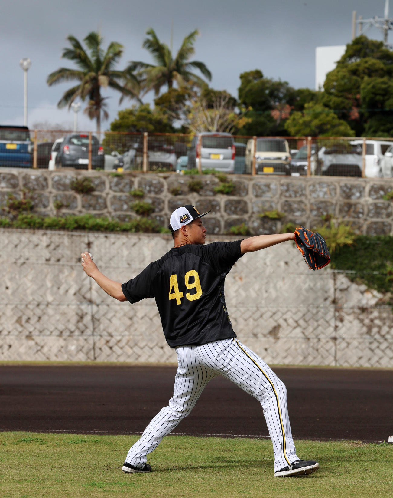 サブグラウンドでキャッチボールする大竹（撮影・加藤哉）