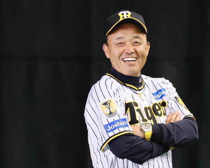 阪神春季キャンプ　ウオーミングアップ中に笑顔を見せる岡田監督（撮影・藤尾明華）＝2024年2月4日、バイトするならエントリー宜野座スタジアム