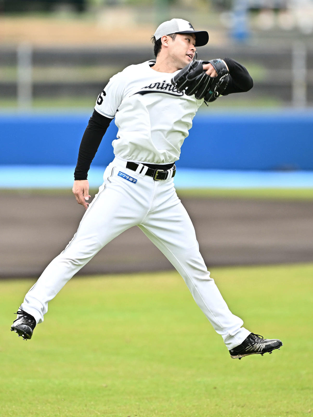 キャッチボールでジャンプするロッテ種市（撮影・滝沢徹郎）