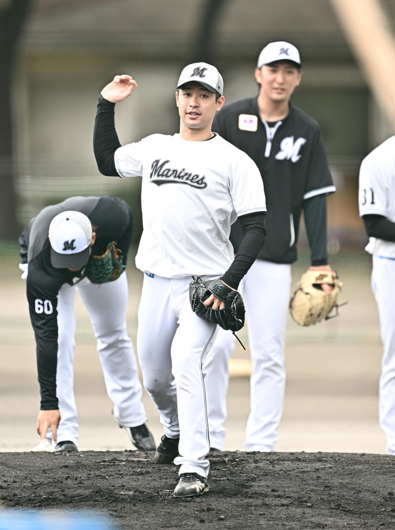 守備練習するロッテ種市（手前）（撮影・滝沢徹郎）