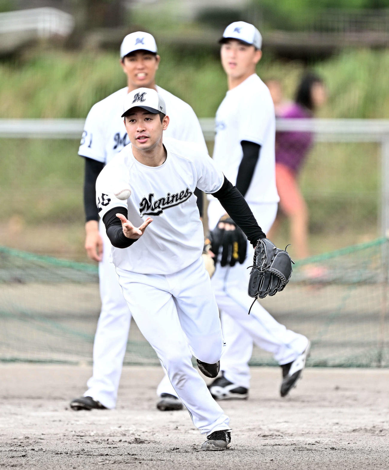 守備練習するロッテ種市（手前）（撮影・滝沢徹郎）