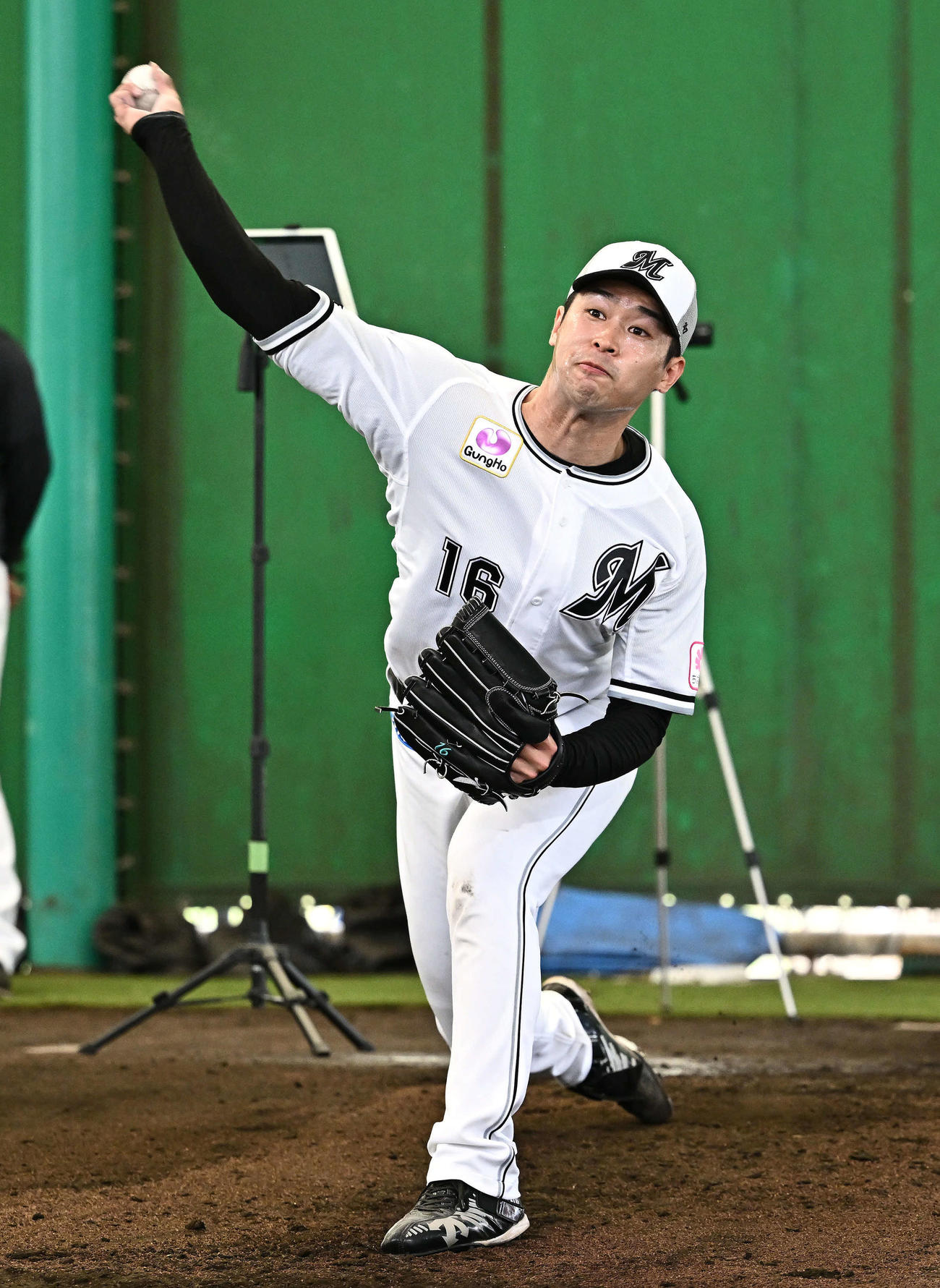 ブルペンで投球練習するロッテ種市（撮影・滝沢徹郎）