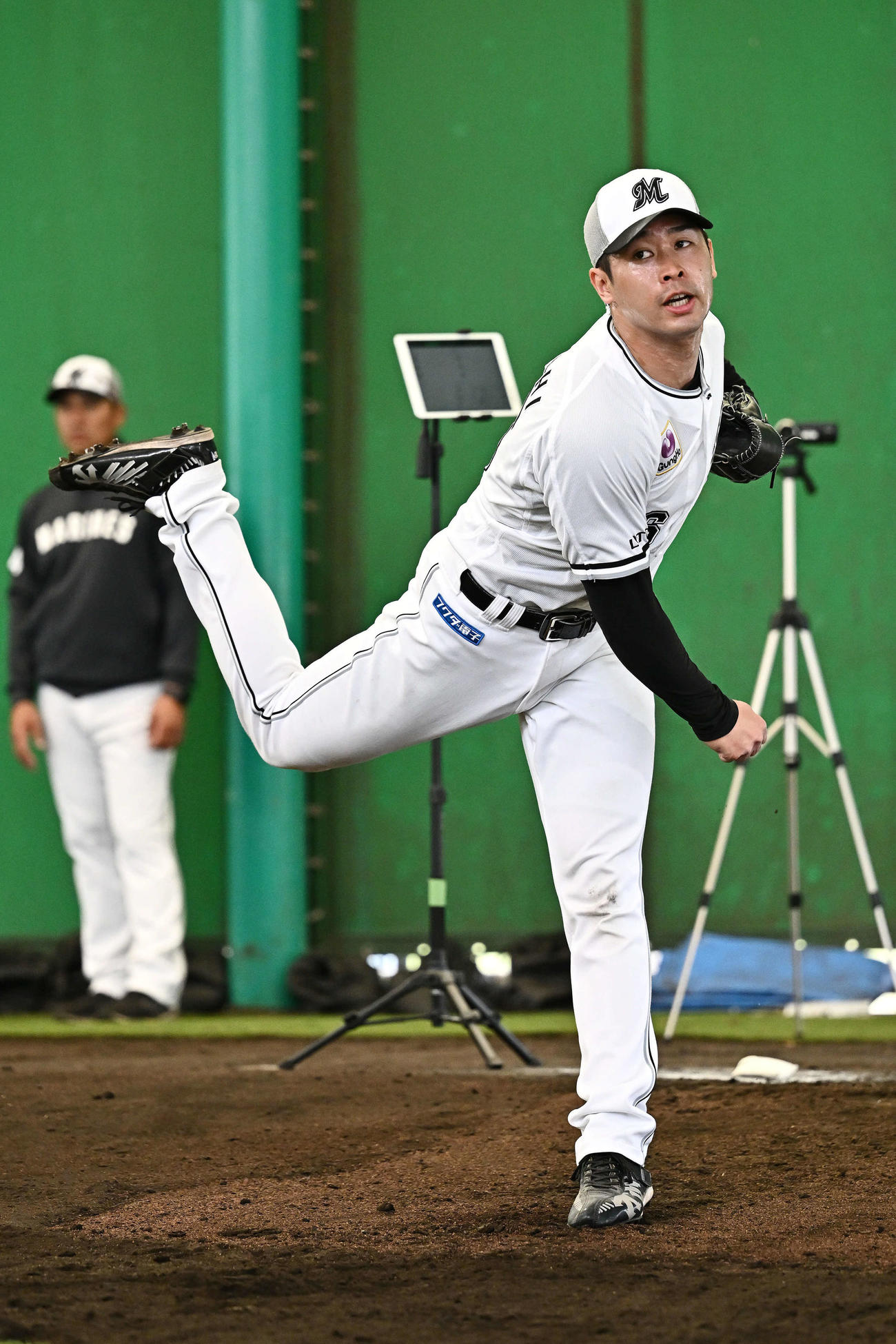 ブルペンで投球練習するロッテ種市（撮影・滝沢徹郎）