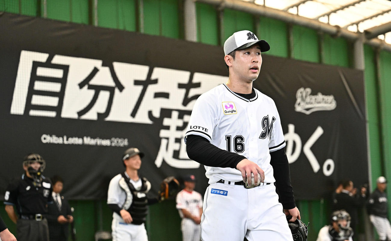 ブルペンの投球練習を終えたロッテ種市（撮影・滝沢徹郎）