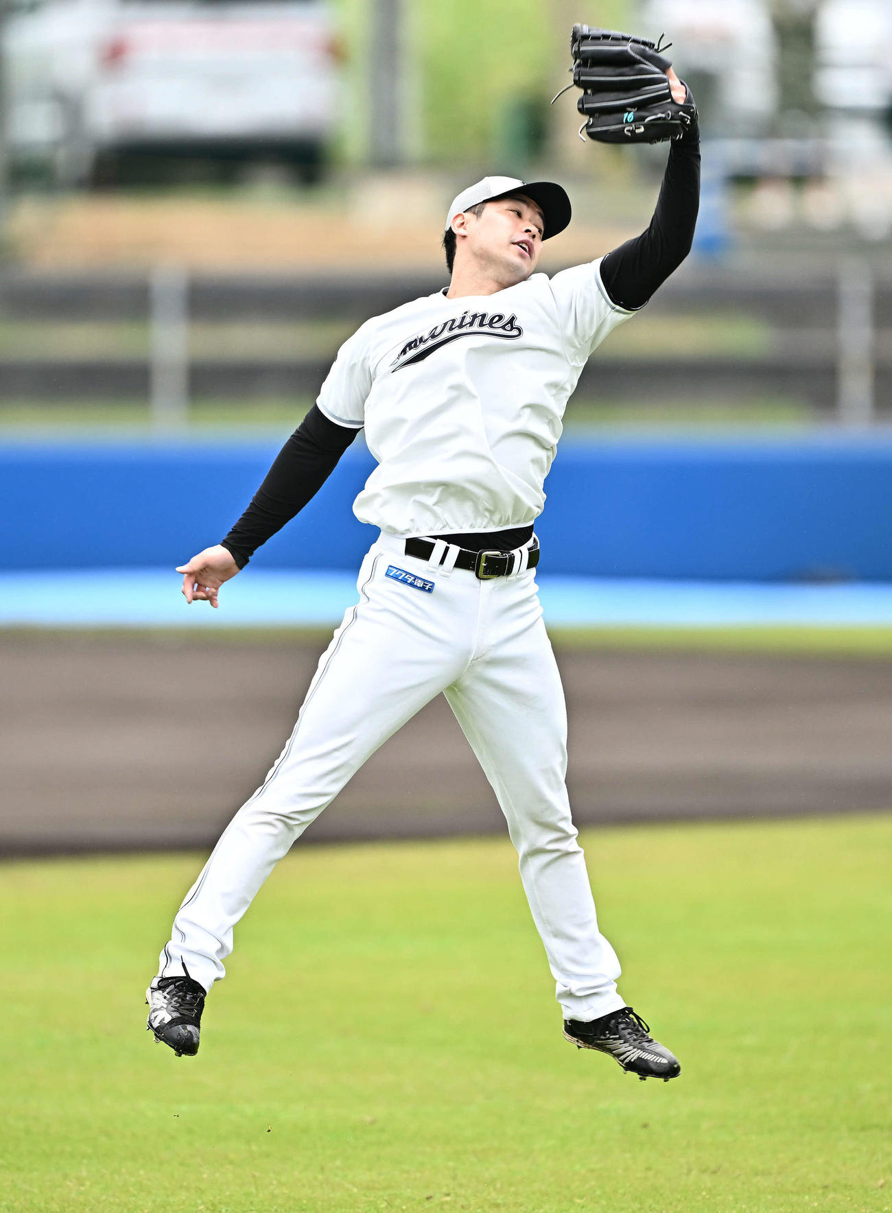 キャッチボールでジャンプするロッテ種市（撮影・滝沢徹郎）