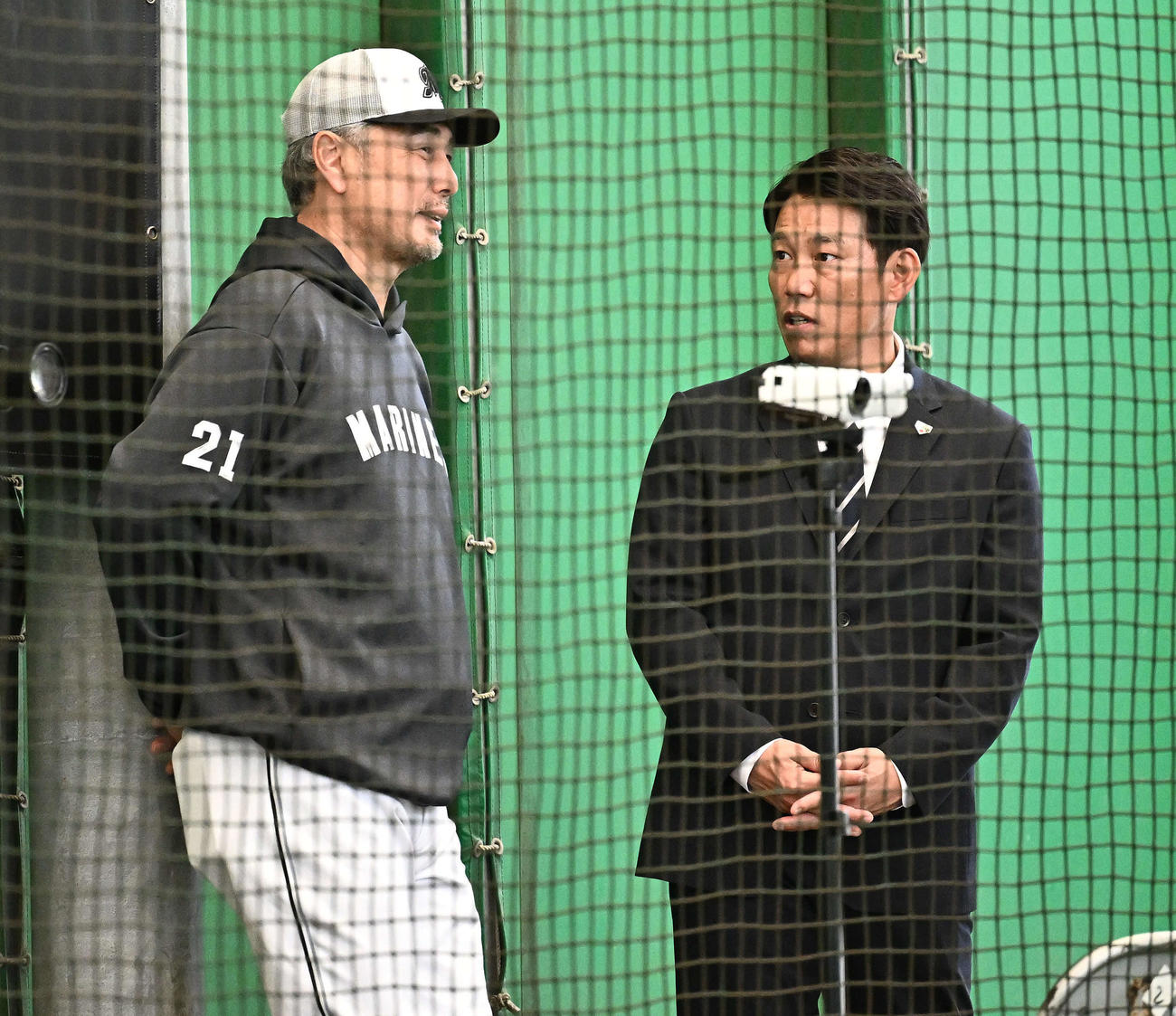 ロッテ石垣島キャンプを訪れた侍ジャパン井端監督（右）は吉井監督と話す（撮影・滝沢徹郎）