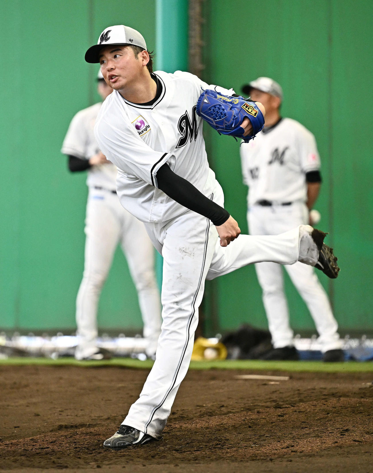 ブルペンで投球練習するロッテ横山（撮影・滝沢徹郎）
