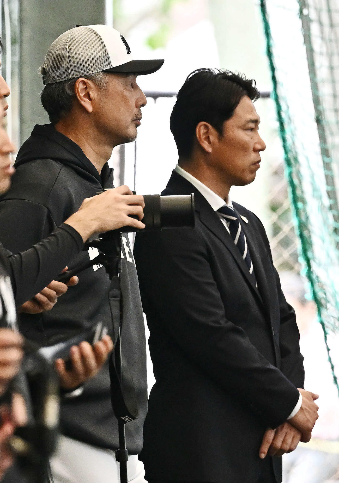 ロッテ石垣島キャンプを訪れた侍ジャパン井端監督（右）は吉井監督とブルペンを視察する（撮影・滝沢徹郎）