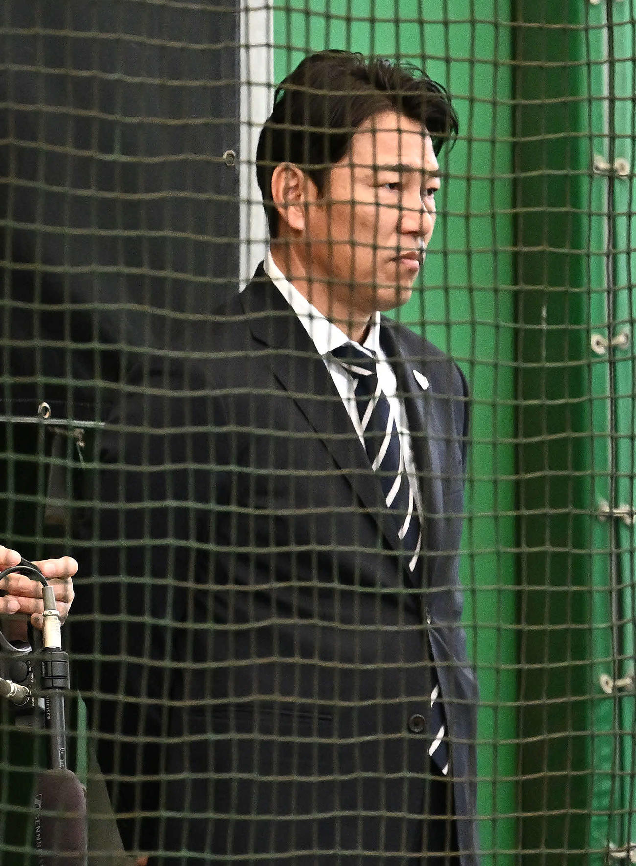 ブルペンを視察する侍ジャパン井端監督（撮影・滝沢徹郎）