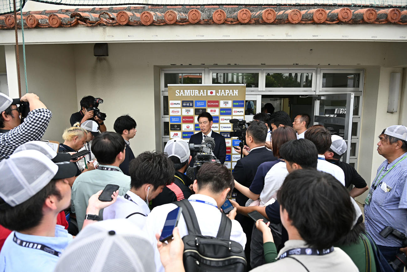ロッテ石垣島キャンプを訪れた侍ジャパン井端監督は報道陣の取材に応じる（撮影・滝沢徹郎）
