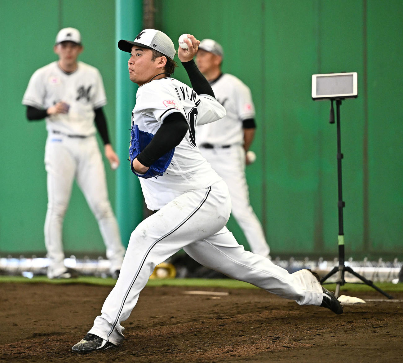 ブルペンで投球練習するロッテ横山（撮影・滝沢徹郎）