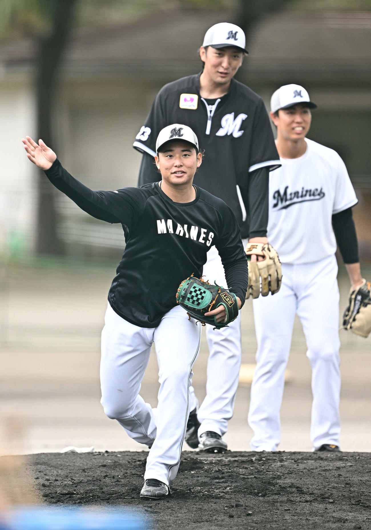 守備練習するロッテ横山（手前）（撮影・滝沢徹郎）