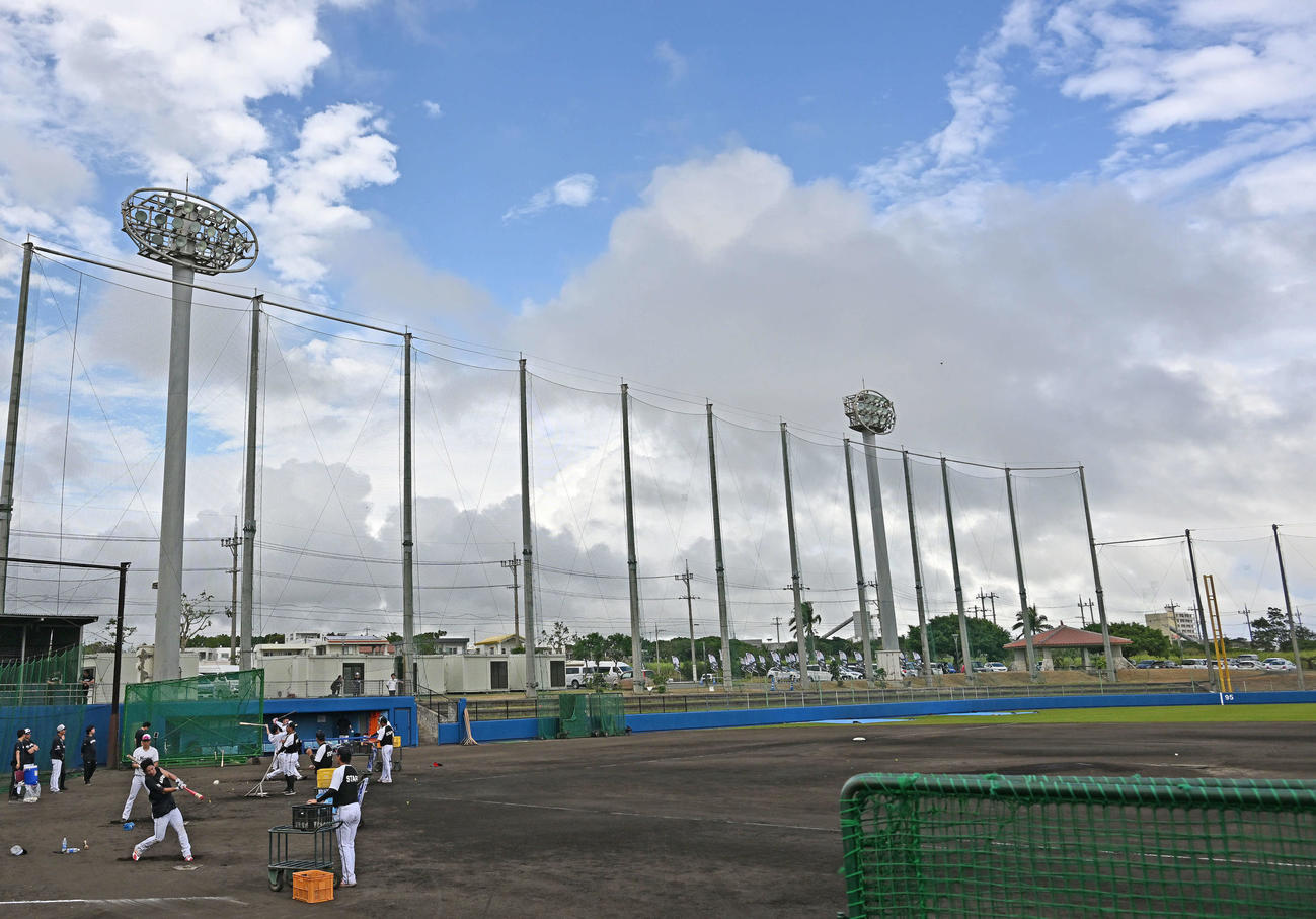 育成選手とともにロングティーするロッテ池田（手前左）（撮影・滝沢徹郎）