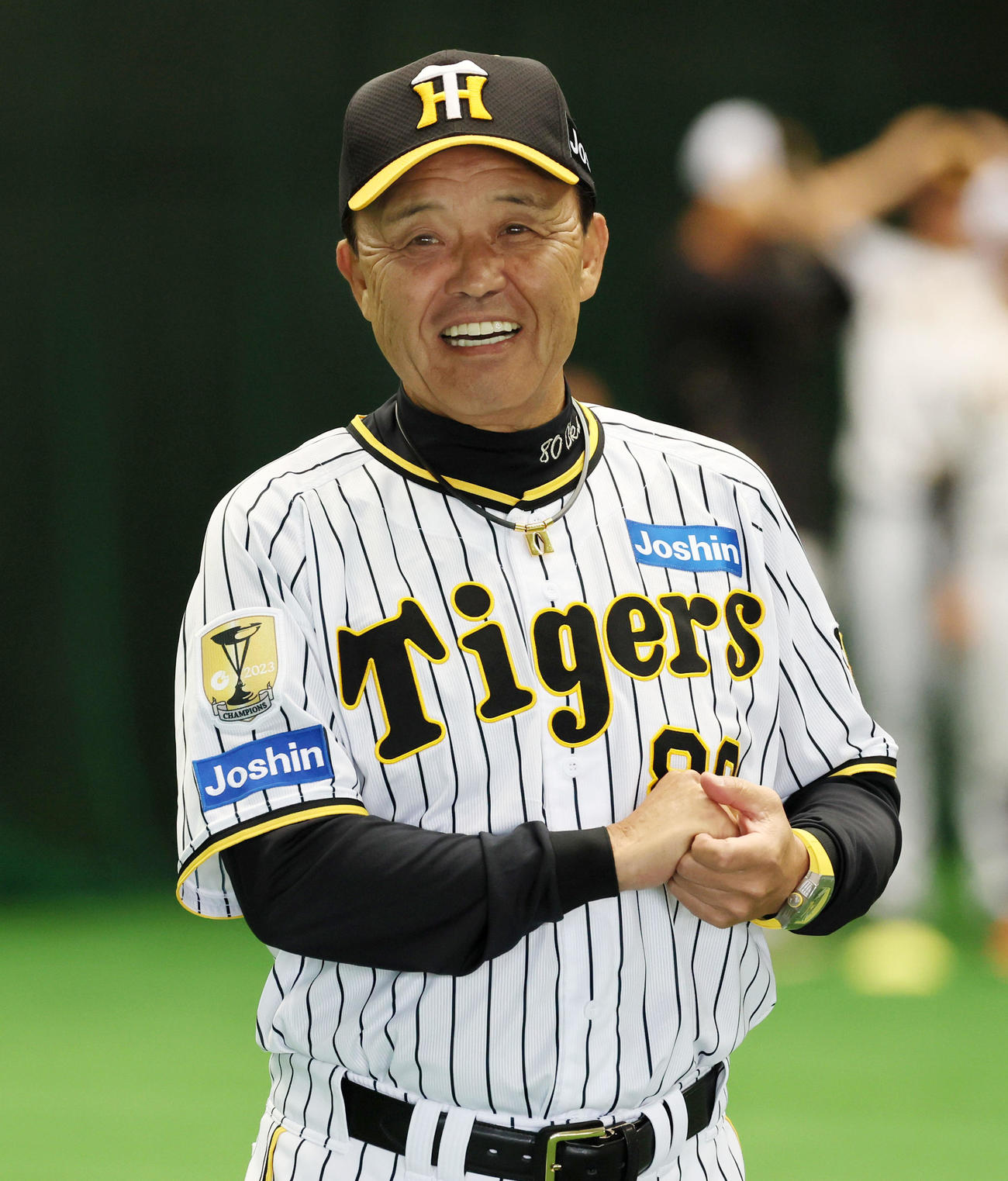 ドームから外の天気を確認する岡田監督（撮影・加藤哉）