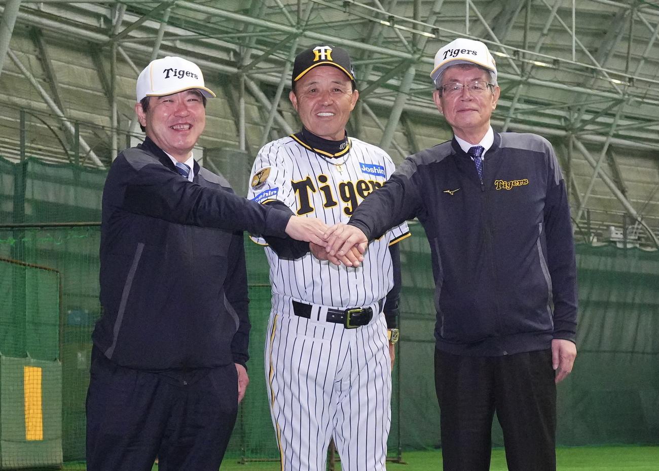 阪神春季キャンプ　視察に訪れた杉山健博オーナー（左）と秦雅夫会長（右）と記念写真に納まる岡田監督（撮影・藤尾明華）
