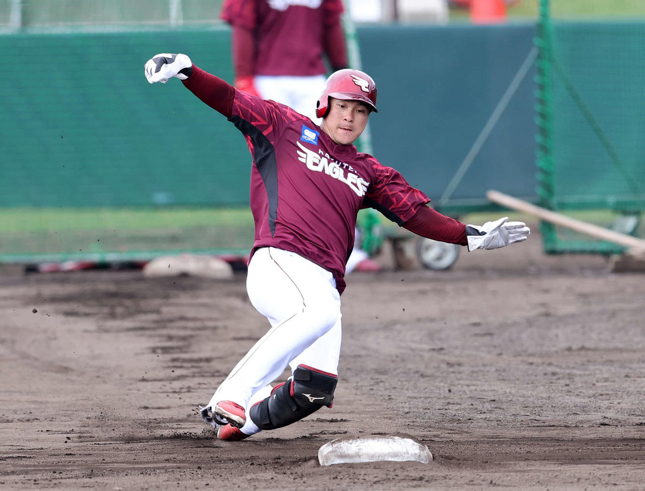 走塁練習する楽天茂木（撮影・鈴木正人）