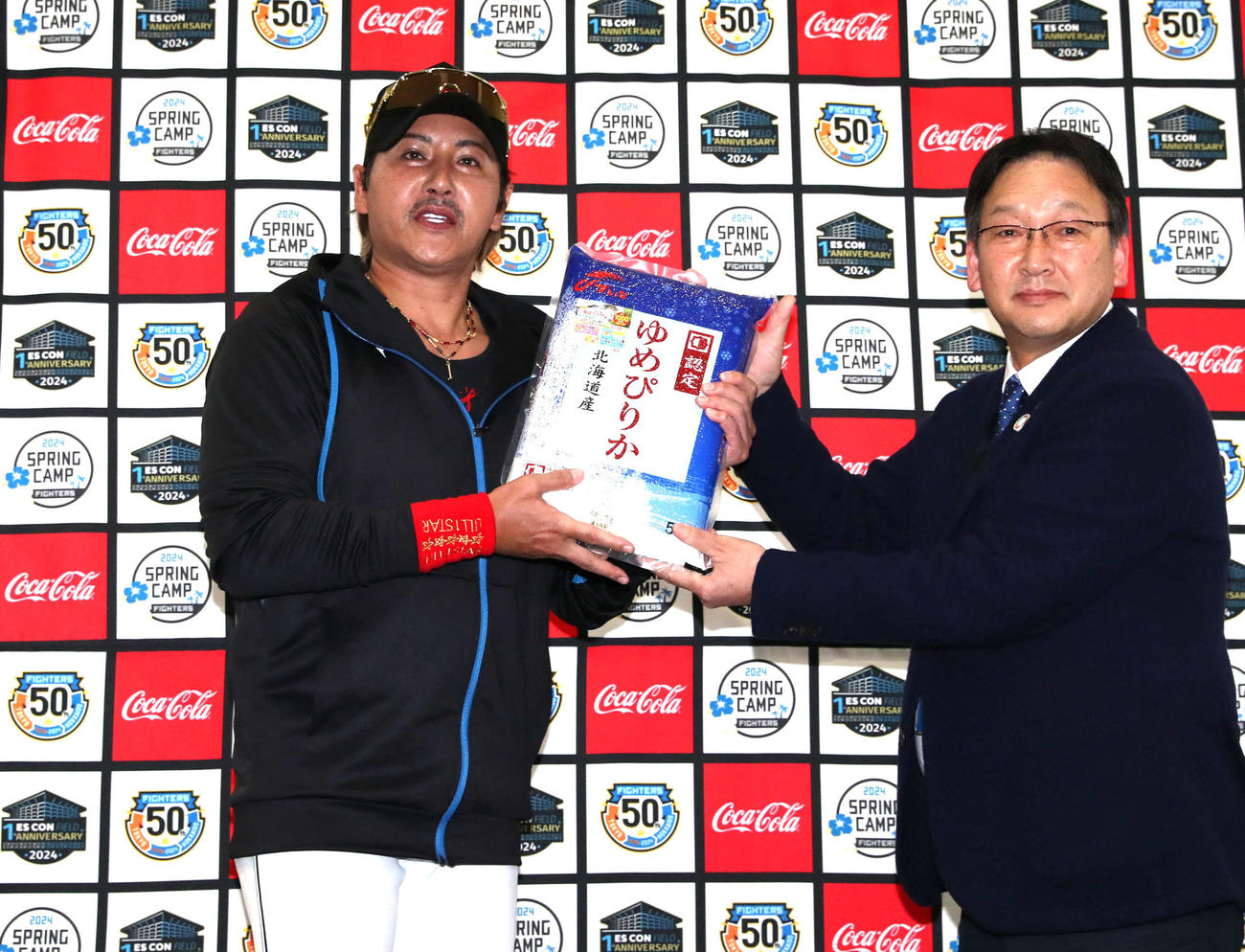 ホクレンから米などを贈呈される日本ハム新庄監督（撮影・黒川智章）