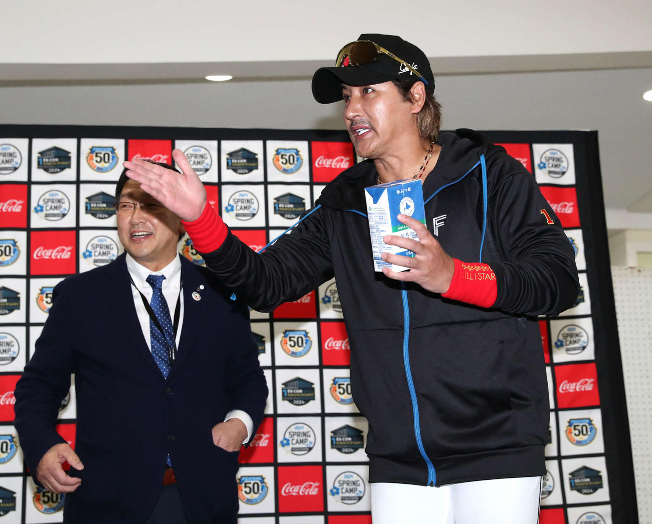 ホクレンの贈呈式で封を開けた牛乳の賞味期限を聞く日本ハム新庄監督（撮影・黒川智章）